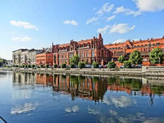 Brązowe kamienice nad rzeką w Bydgoszczy