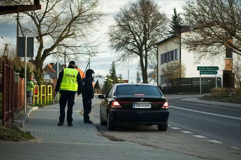 Funkcjonariusze przeprowadzający kontrolę.