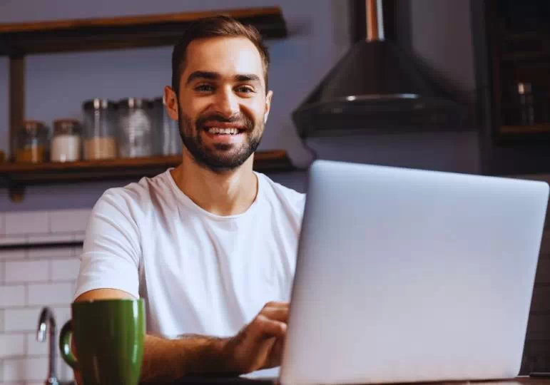 Mężczyzna pracujey na laptopie
