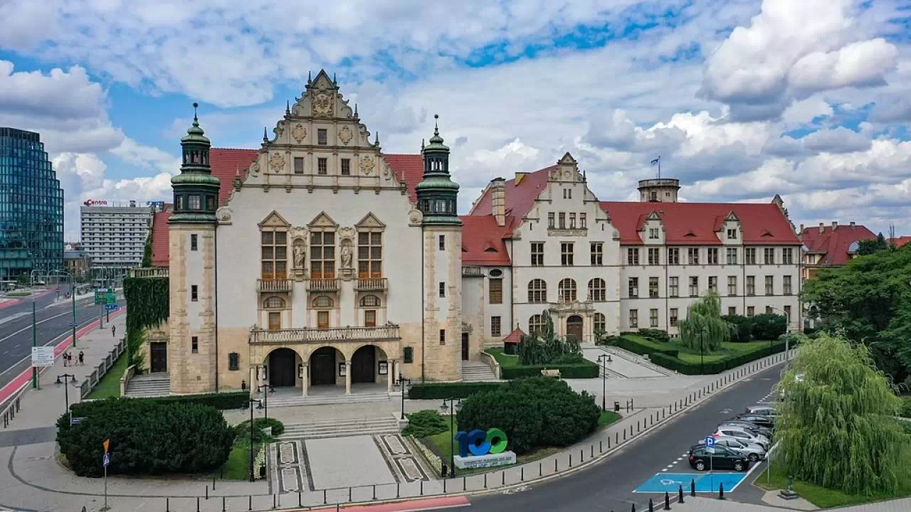 Zabytkowy budynek Uniwersytetu im. Adama Mickiewicza w Poznaniu widziany z lotu ptaka.