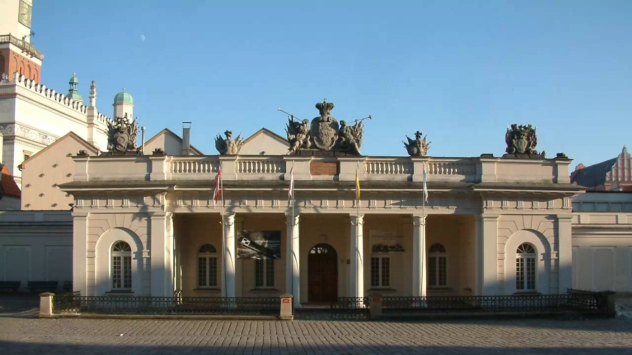 Klasycystyczna zabudowa Muzeum Powstania Wielkopolskiego będąca w samym centrum Poznania.