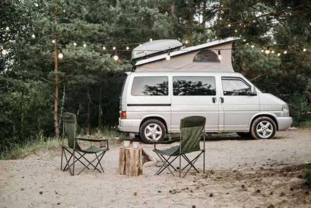 Biały bus na plaży