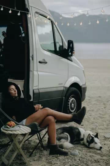 Kobieta z psem i busem na plaży