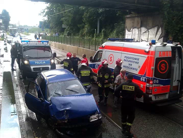 Kierowca musi pamiętać o obowiązku posiadania dokumentów uprawniających do jazdy. To jeden z elementów sprawdzanych podczas kolizji i wypadków drogowych.